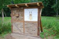 Insektenhotel im Landschaftsgarten